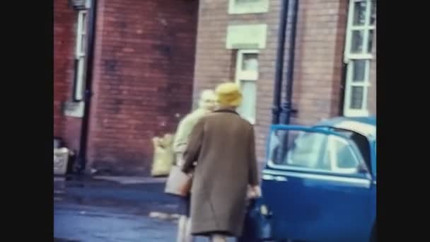 Yhdistynyt kuningaskunta 1968, Englanti ihmiset esikaupunkialueella — kuvapankkivideo