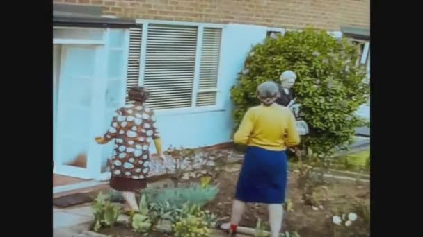 イギリス1966,高齢者は園芸をします3 — ストック動画