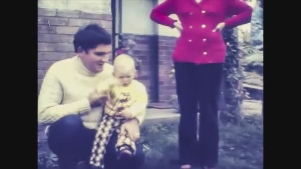 Великобритания 1978, Семья с ребенком в саду в 60-х 9 — стоковое видео
