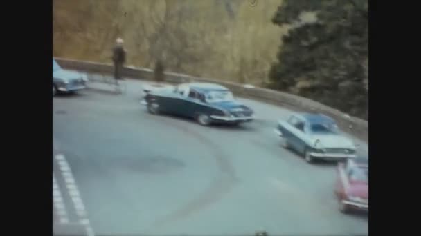 Verenigd Koninkrijk 1966, Zicht op bergstraat met huis — Stockvideo