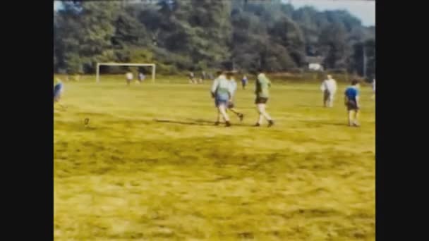 Reino Unido 1965, Crianças joga futebol nos anos 60 — Vídeo de Stock