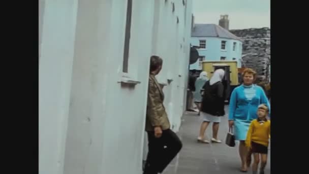 Velká Británie 1966, zaparkované auto v 60s — Stock video
