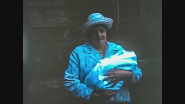 Велика Британія 1969, Дитина в обіймах бабусі — стокове відео