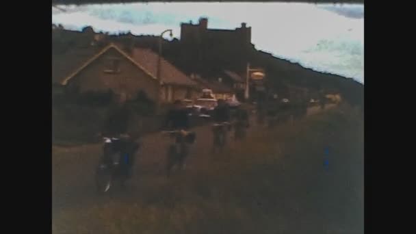 Reino Unido 1965, People stroll in the English village 2 — Vídeo de stock