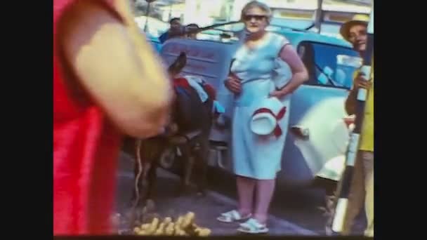 Włochy 1966, osioł w mieście w latach 60-tych — Wideo stockowe