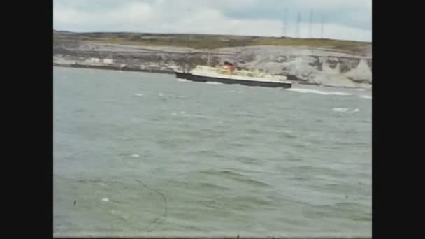 Regno Unito 1964, Traghetti navigano sul fiume — Video Stock