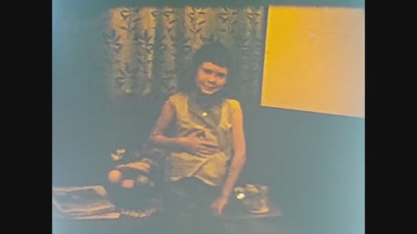 Londýn 1965, hladová holčička — Stock video