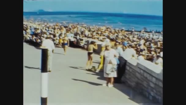 Royaume-Uni 1965, Personnes et touristes à Broadstairs plage — Video
