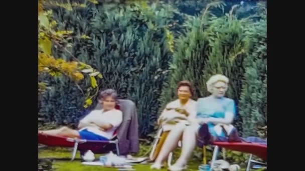 Regno Unito 1968, Gli anziani si rilassano nel giardino — Video Stock