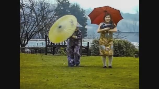 Tokio, Japonia 1976, Japońskie dzieci z parasolem — Wideo stockowe