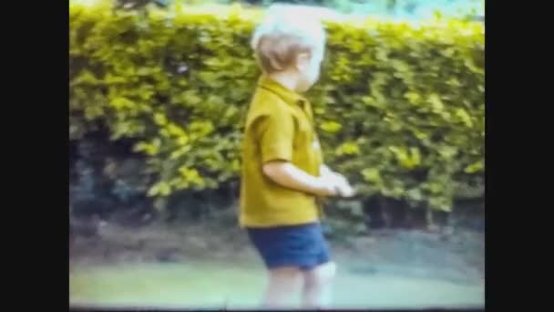 Clachan 1966, I bambini giocano in campagna — Video Stock