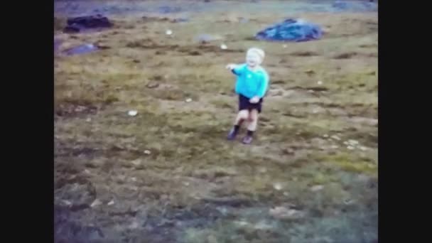 Велика Британія 1965, діти грають на траві 7 — стокове відео