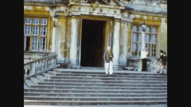 Wielka Brytania 1965, Starzec wychodzi z zabytkowego budynku 2 — Wideo stockowe