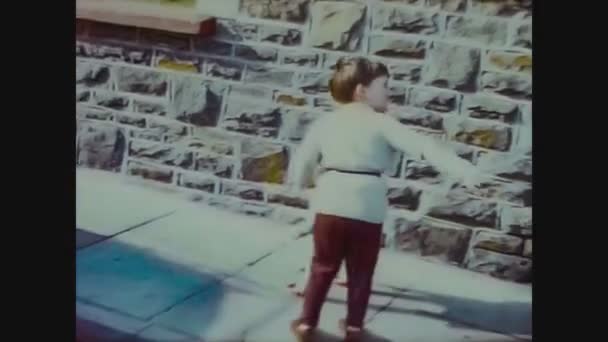 Regno Unito 1970, I primi passi del bambino in strada — Video Stock