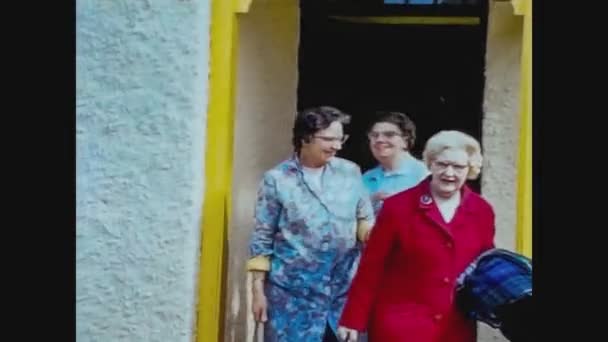 Reino Unido 1967, Senhoras idosas saem de casa — Vídeo de Stock