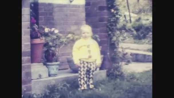 Storbritannien 1978, Barnfamilj i trädgården på 60-talet 2 — Stockvideo
