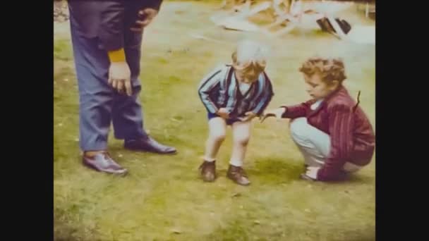 Regno Unito 1968, Bambino gioca in giardino 3 — Video Stock