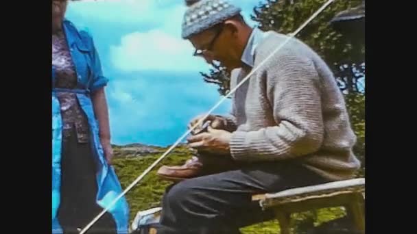 Verenigd Koninkrijk 1968, Shoeshine op het platteland in de jaren 60 2 — Stockvideo