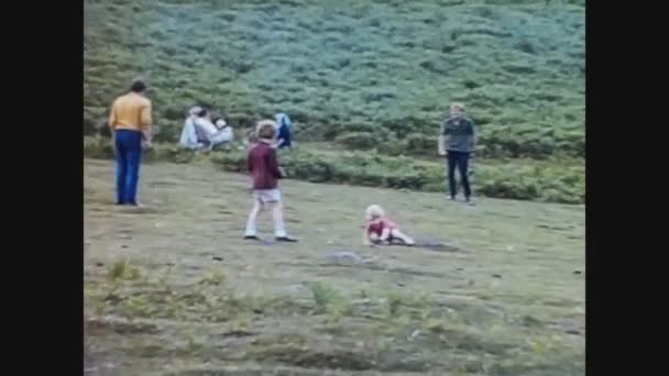 Zjednoczone Królestwo 1967, Tata i Syn w Garden 2 — Wideo stockowe