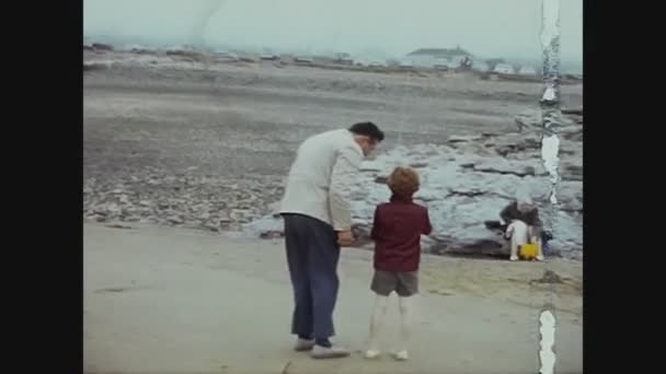 Wielka Brytania 1969, Dziecko na plaży — Wideo stockowe