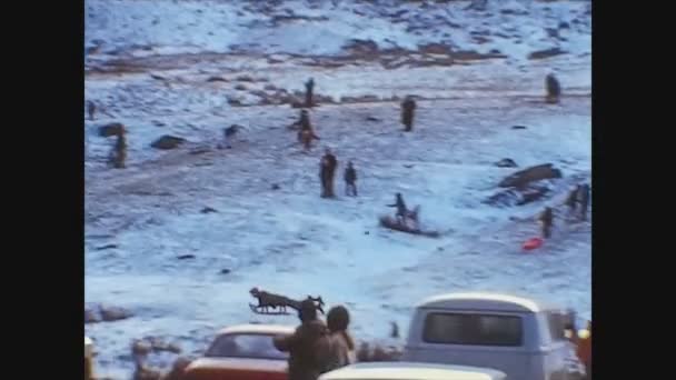 イギリス1975年冬山に住む人々 — ストック動画