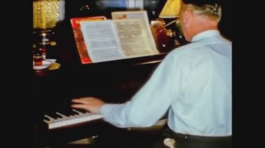 Londra 1968: Piyanist ev partisinde sahne aldı