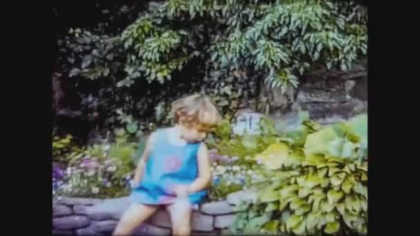 Reino Unido 1966, Child play in the Garden — Vídeo de stock