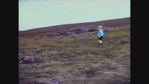 Велика Британія 1965, діти грають на траві 6 — стокове відео