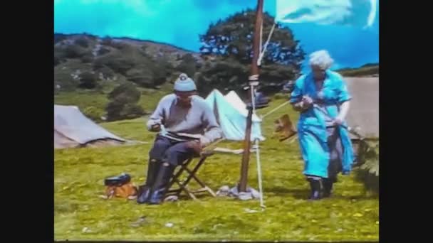 United Kingdom 1968, Shoeshine in countryside in 60s — Stock Video