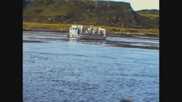 Великобритания 1968, Баржа на реке 4 — стоковое видео