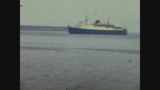Spojené království 1970, Ferry on the river — Stock video