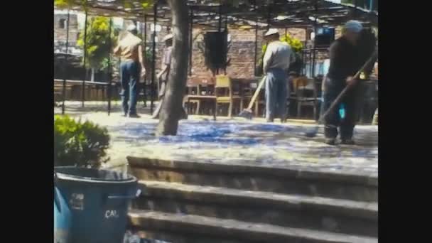 Grèce 1982, Balayeuses de rue au travail — Video