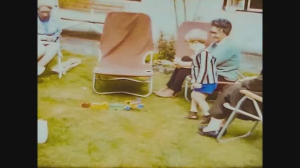 Großbritannien 1968, Kind spielt im Garten — Stockvideo