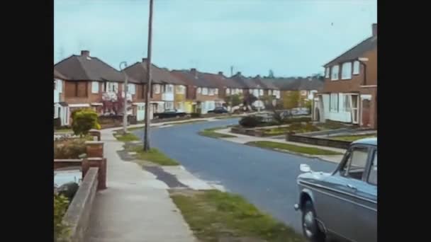 Storbritannien 1966, engelskt bostadsområde — Stockvideo