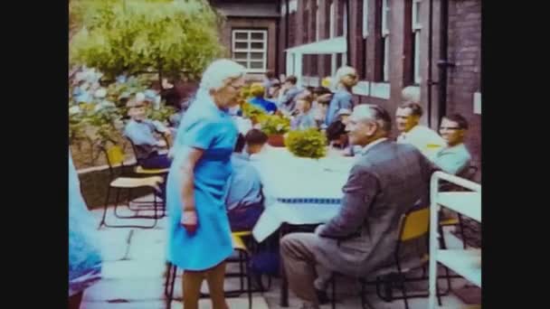 Reino Unido 1967, Grupo de crianças ao almoço 5 — Vídeo de Stock