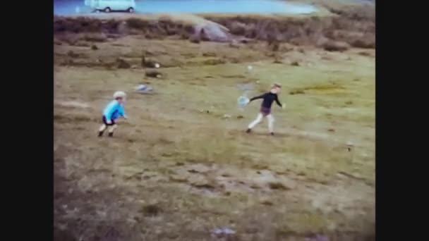 Велика Британія 1965, діти грають на траві 2 — стокове відео