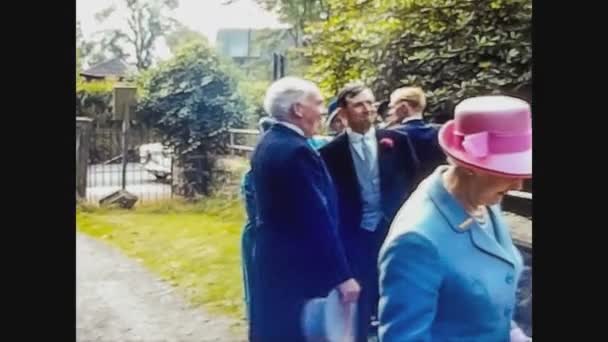 联合王国，1966年，60年代户外婚礼现场 — 图库视频影像