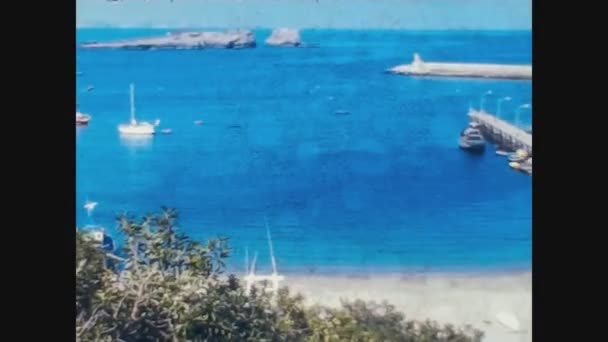 Греция 1982, Порт и пляж с лодками — стоковое видео