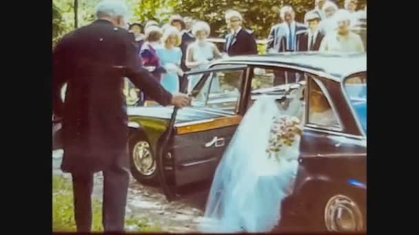 Verenigd Koninkrijk 1966, Bruiloft scene in jaren 60 4 — Stockvideo