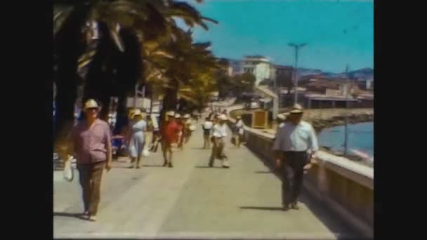 イタリア1966年、 1960年代の人々とサンレモ通りの景色 — ストック動画