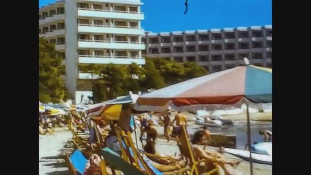 Мальта 1981, Люди веселятся на пляже 3 — стоковое видео