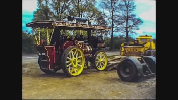 Velká Británie 1969, Historický traktor exponovaný — Stock video