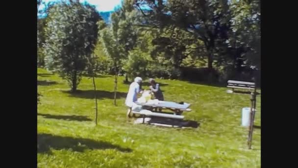 Verenigd Koninkrijk 1965, picknick in het park — Stockvideo