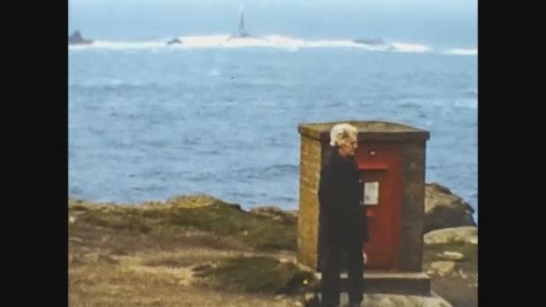 Verenigd Koninkrijk 1967, Vrouw aan de Engelse kust — Stockvideo
