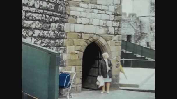 Regno Unito 1966, Le persone passeggiano sulla strada di campagna 4 — Video Stock