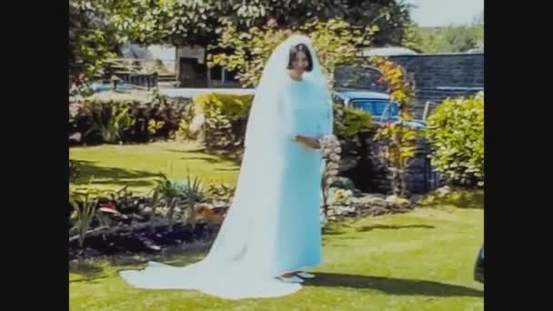 Wielka Brytania 1966, Outdoor Wedding scene in 60s — Wideo stockowe