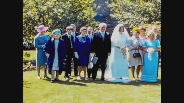 Wielka Brytania 1966, Outdoor Wedding scene in 60s — Wideo stockowe