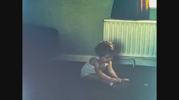 Velká Británie 1967, Baby portrait at home — Stock video