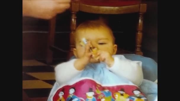 Großbritannien 1969, Babyporträt zu Hause 6 — Stockvideo