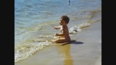 Malta 1981, Bebek 8. Plajda iyi eğlenceler.